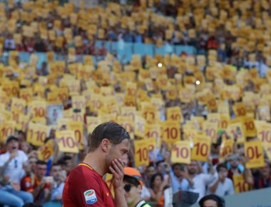 70.000 άνθρωποι έκλαιγαν στο «αντίο» του αρχηγού της Ρόμα Φραντσέσκο Τότι (βίντεο)